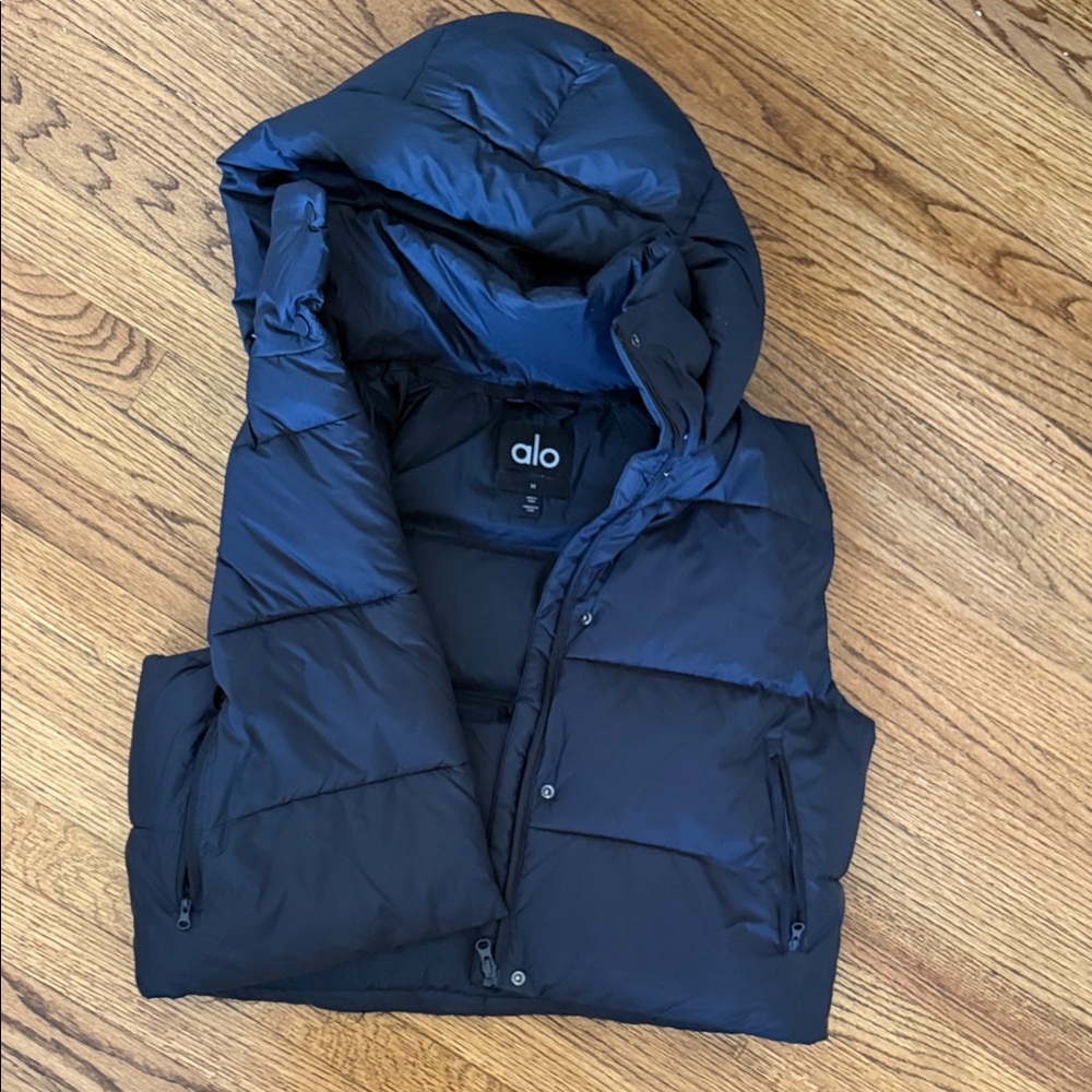 Alo women’s Puffer Vest with Hood - black
